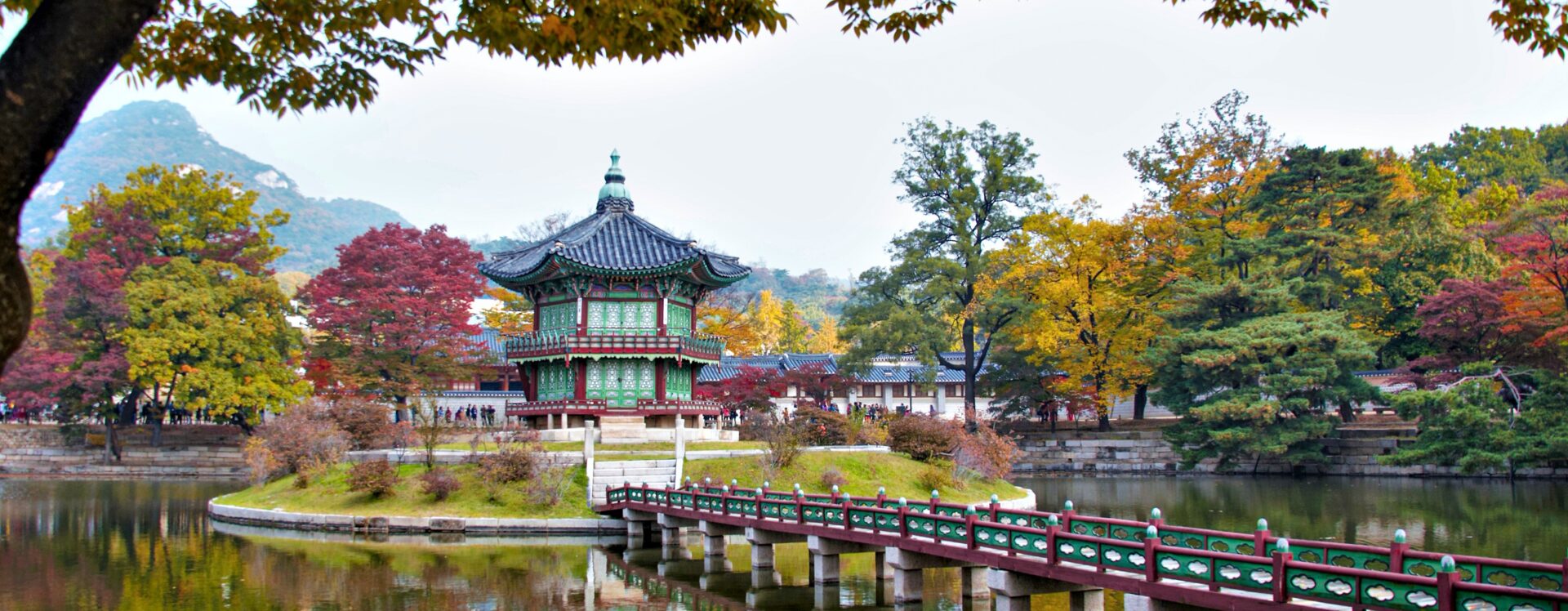 pavilhão hyangwonjeong, conjunto de palácios dentro de um grande parque em Seul, Coreia do Sul.