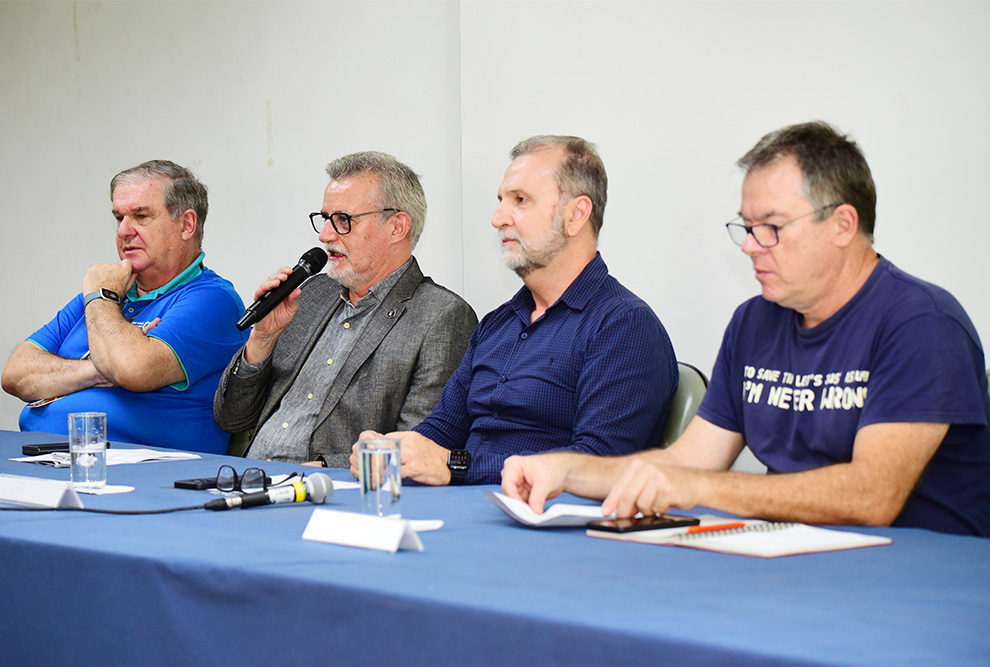 Da esquerda para a direita, Elias Basile (PRPG), o reitor Antonio Meirelles, o diretor da Deri Osvaldir Taranto e Flávio Luis Schmidt (PRG): reduzir ao máximo o impacto negativo de uma mudança